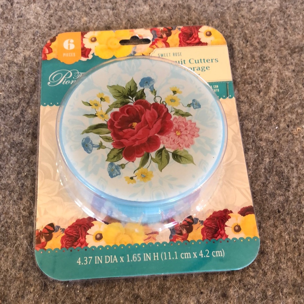 Pioneer Woman “Sweet Rose” Biscuit Cutters with Storage Container.